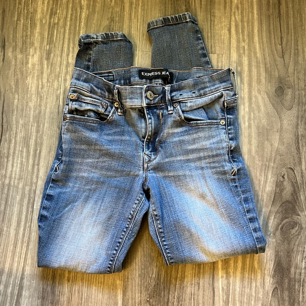 ‼️6/$12‼️ Womens Express jeans (see pic of small stain on front leg)